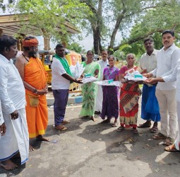 தூய்மை பணி தொழிலாளர்களுக்கு பாஜக சார்பில் தீபாவளி புத்தாடை