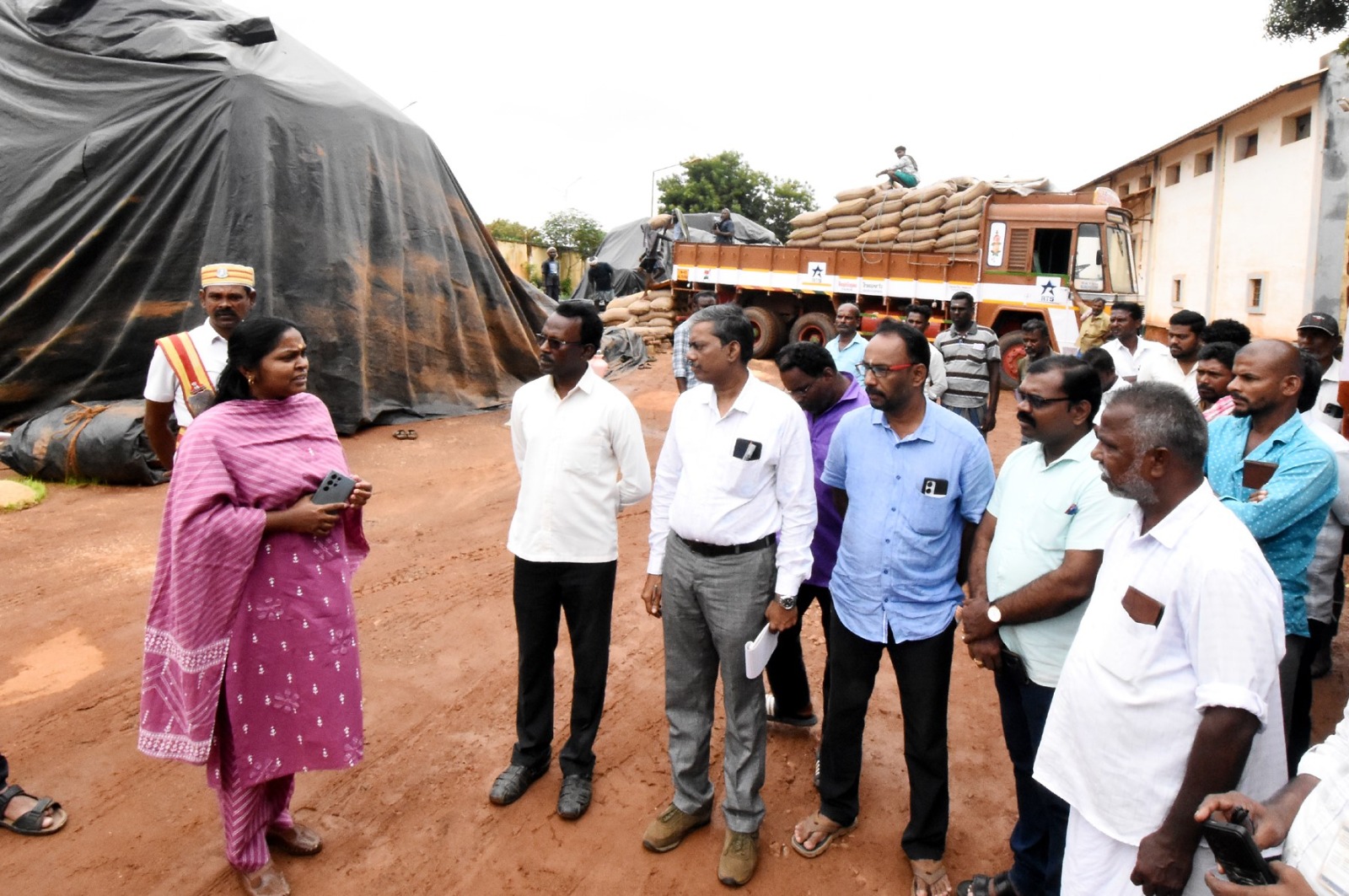 நெல்மூட்டைகள் பாதுகாப்புடன் சேமிக்கும் பணிகளை கலெக்டர் பிரியங்கா பங்கஜம், நேரில் பார்வையிட்டு ஆய்வு