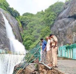 மழை வெள்ளத்தில் கடும் சேதம்: பழைய குற்றாலம் அருவியில் குளிக்க தடை