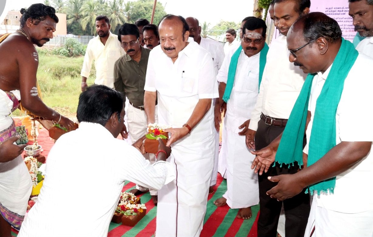 வெள்ளத் தடுப்பு பணிக்கு அமைச்சர் எம்ஆர்கே பன்னீர்செல்வம் அடிக்கல்