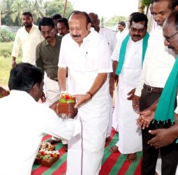 வெள்ளத் தடுப்பு பணிக்கு அமைச்சர் எம்ஆர்கே பன்னீர்செல்வம் அடிக்கல்