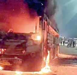 நெடுஞ்சாலையில் தீப்பற்றி சாம்பலான பேருந்து: ஆக்ரா அருகே 70 பயணிகள் உயிர்த் தப்பினர்