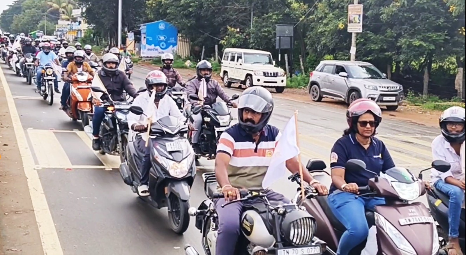 தலைக்கவசம் அணிவது குறி்த்து இருசக்கர வாகன விழிப்புணர்வு பேரணி