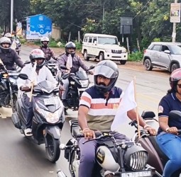 தலைக்கவசம் அணிவது குறி்த்து இருசக்கர வாகன விழிப்புணர்வு பேரணி