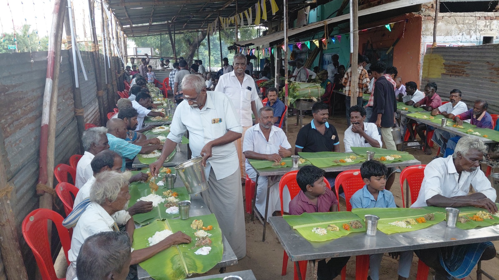 வள்ளலார் பிறந்த நாளையொட்டி அன்னதானம்