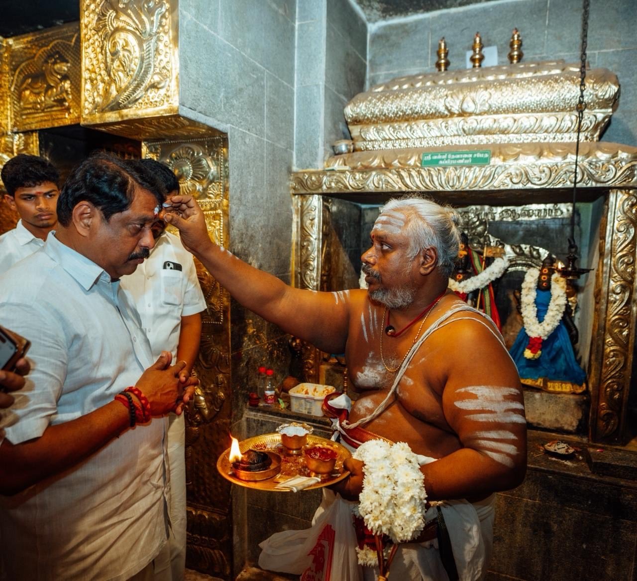 நயினார் நாகேந்திரன் தனது பிறந்தநாளை முன்னிட்டு தரிசனம்