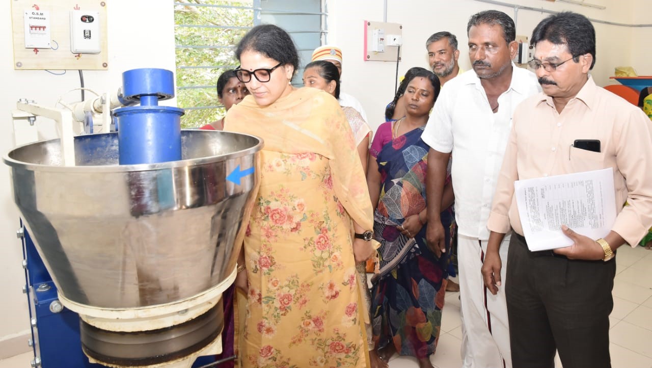 மரச்செக்கு எண்ணெய் உற்பத்தி மையத்தின் செயல்பாடுகளை கலெக்டர் கலைச்செல்வி மோகன், ஆய்வு