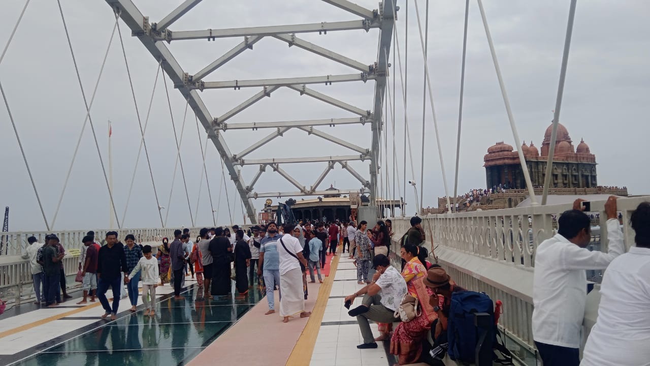 கன்னியாகுமரியில் கொட்டும் மழையிலும் சுற்றுலாப் பயணிகள் வருகை