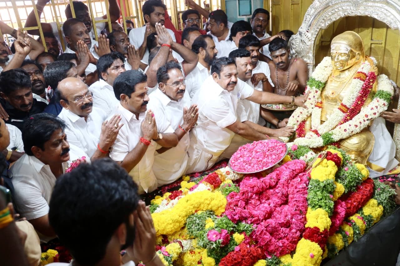 பசும்பொன்னில் தேவர் நினைவிடத்தில் அதிமுக பொதுச்செயலாளர் பழனிச்சாமி மரியாதை