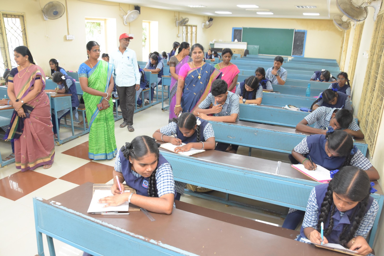 தமிழ் வளர்ச்சித்துறை சார்பில், பள்ளி மாணவ, மாணவியருக்கு கட்டுரைப் போட்டி