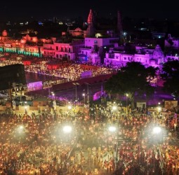 தீபாவளியை ஒட்டிஉபி,அயோத்தியில் சரயு நதிக்கரையில், 26,17,215 விளக்குகள்