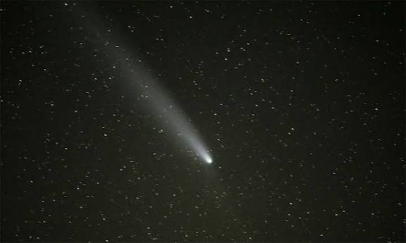 வானில் தோன்றிய 2 அரிய வால் நட்சத்திரங்கள்