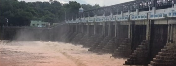 சென்னைக்கு குடிநீர் வழங்கும் புழல் ஏரி, பூண்டி நீர்த்தேக்கம் ஆகியவற்றில் உபரி நீர் திறக்கப்பட்டது