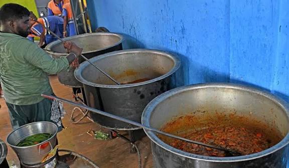 மழையால் பாதிக்கப்படுவோரை தங்க வைக்க சென்னையில் 215 நிவாரண முகாம்கள் தயார்