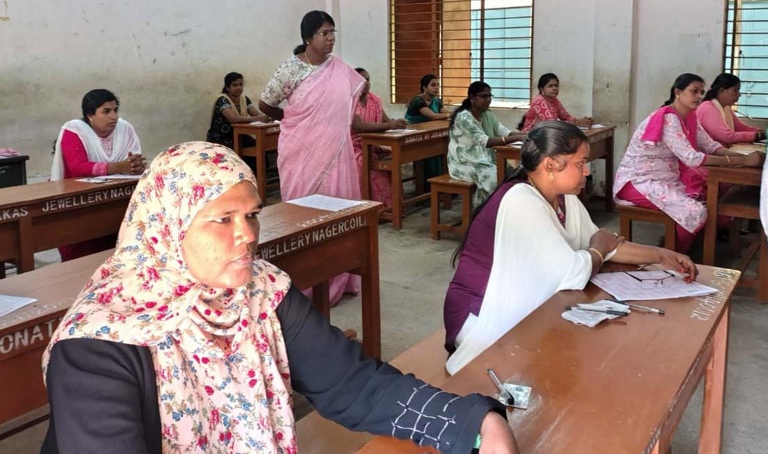டிஆர்பி தேர்வை கலெக்டர் அழகுமீனா பார்வையிட்டார்