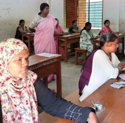 டிஆர்பி தேர்வை கலெக்டர் அழகுமீனா பார்வையிட்டார்