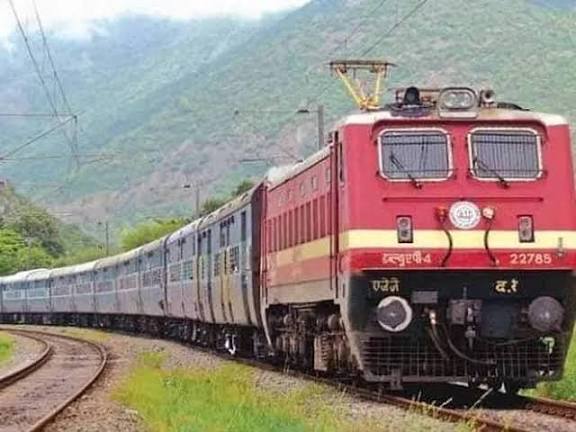 மதுரைக்கு பயணிகள் ரயில்களை இயக்க வேண்டும்    பட்டுக்கோட்டை ரயில் உபயோகிப்போர் சங்கம் கோரிக்கை