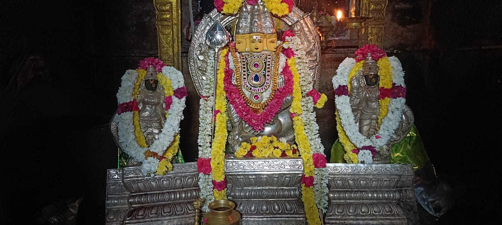 தெய்வயானை, வள்ளி சமேத ஸ்ரீ சுப்பிரமணியர் சர்வ அலங்காரத்தில் பக்தர்களுக்கு அருள்பாலித்தார்