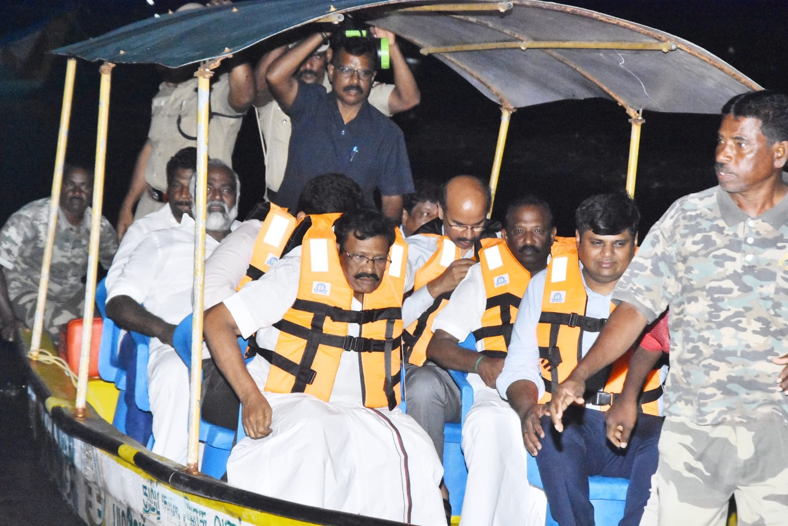 பழவேற்காடு முகத்துவாரத்தில் அமைச்சர் நாசர் ஆய்வு