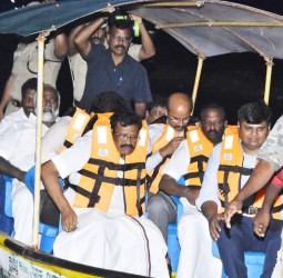 பழவேற்காடு முகத்துவாரத்தில் அமைச்சர் நாசர் ஆய்வு