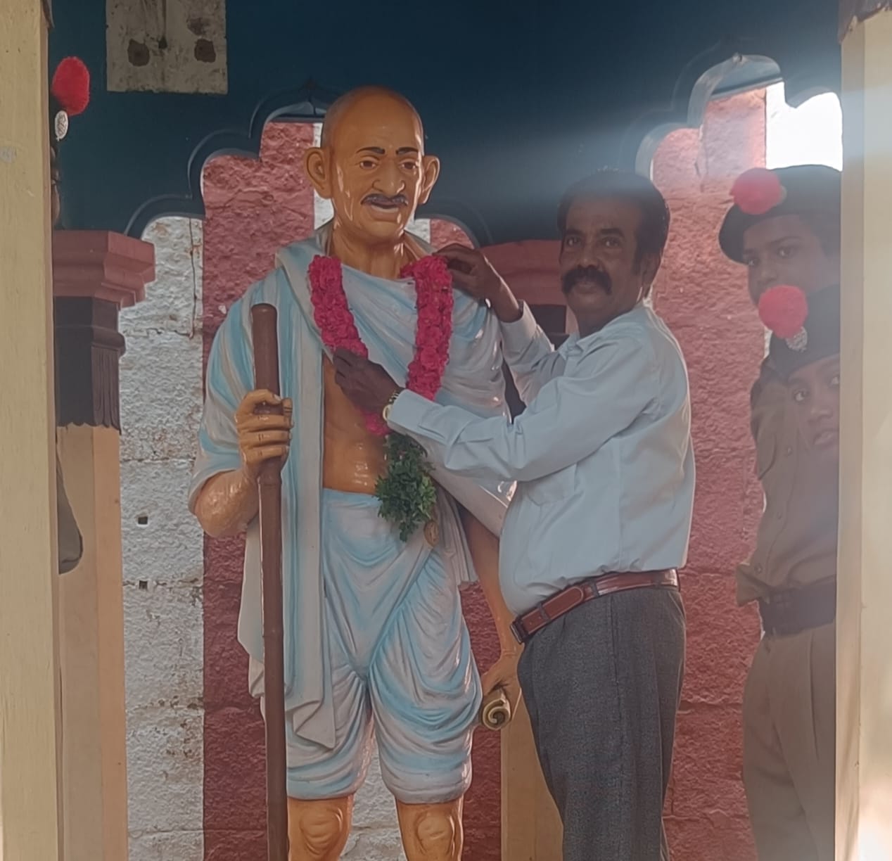 மாமதுரைக் கவிஞர் பேரவையின் செயலர் தமிழ்ச்செம்மல் கவிஞர் இரா.இரவி மாலையிட்டு மரியாதை