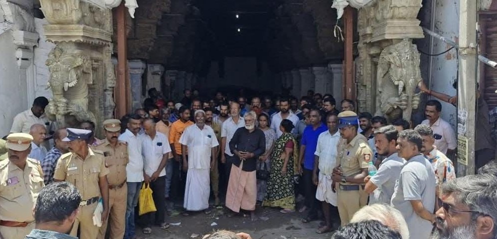 கடைகளை அகற்ற எதிர்ப்பு தெரிவித்து அதிகாரிகளை வியாபாரிகள் முற்றுகை