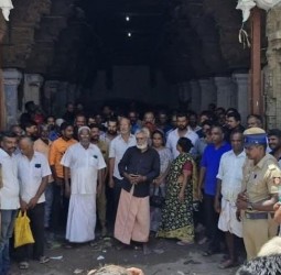 கடைகளை அகற்ற எதிர்ப்பு தெரிவித்து அதிகாரிகளை வியாபாரிகள் முற்றுகை