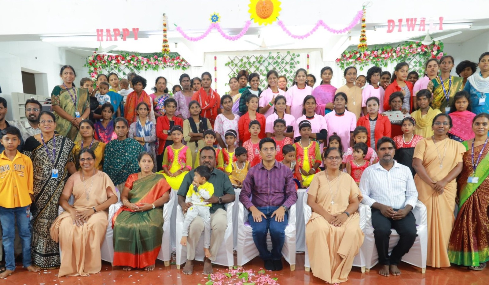 அனுப்பர்பாளையம் மரியாலய பெண் குழந்தைகள் இல்லத்தில் குழந்தைகளுக்கு தீபாவளி பொருட்கள்