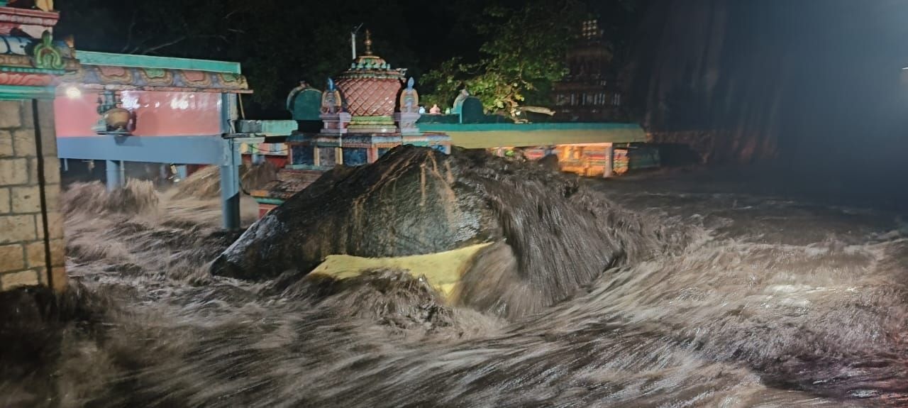 தோணி ஆற்றில் ஏற்பட்ட வெள்ளம்