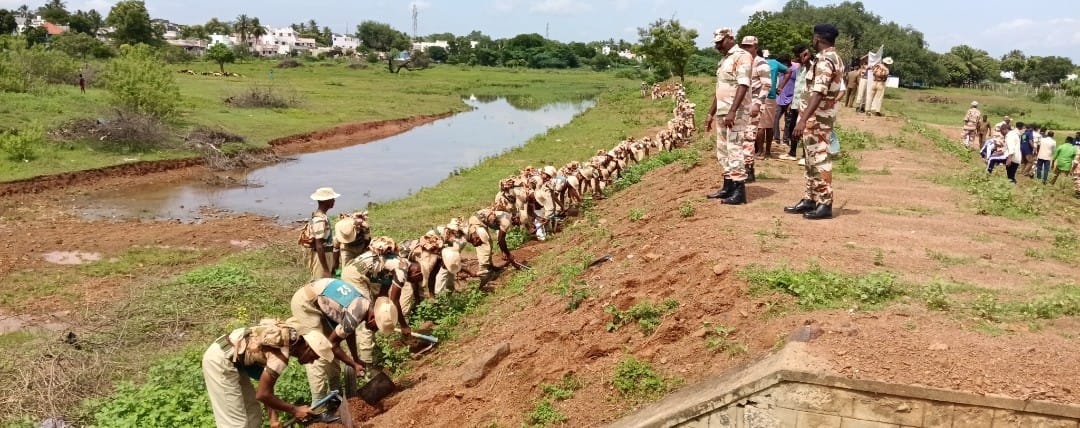 இந்தோ-திபெத் எல்லைக் காவல் படையினர், சிவகங்கை டி.புதூர் கண்மாயில் 10,000 பனை விதைகளை நடவு