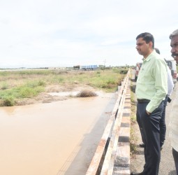 உப்பாத்து ஓடையில் அதிக அளவிலான தண்ணீர் வந்ததை கலெக்டர் இளம்பகவத் ஆய்வு
