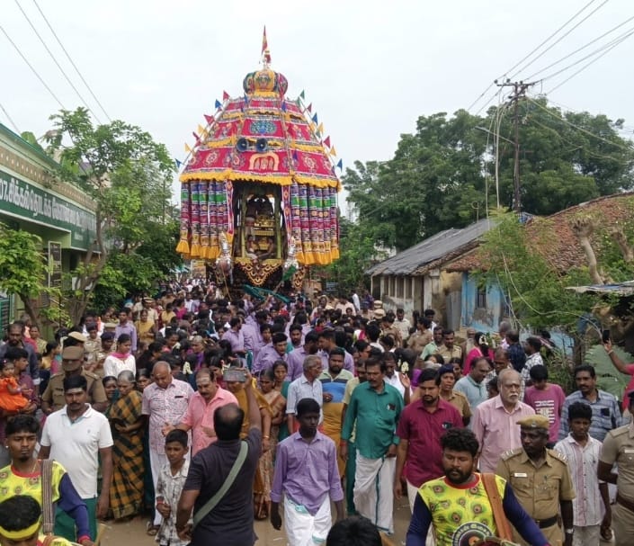 சிக்கல் சிங்காரவேலவர் ஆலயத்தில் கந்தசஷ்டி விழாவை முன்னிட்டு நேற்று காலை தேரோட்டம்