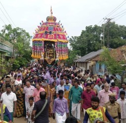 சிக்கல் சிங்காரவேலவர் ஆலயத்தில் கந்தசஷ்டி விழாவை முன்னிட்டு நேற்று காலை தேரோட்டம்