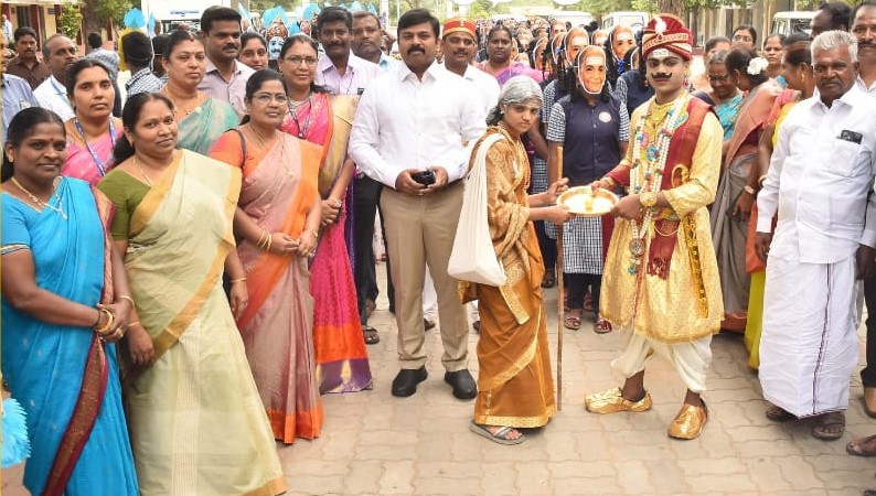 தலைநிமிரும் தருமபுரி அகவை 60 நிறைவு விழாவில் பள்ளி மாணவ, மாணவிகளின் பேரணி