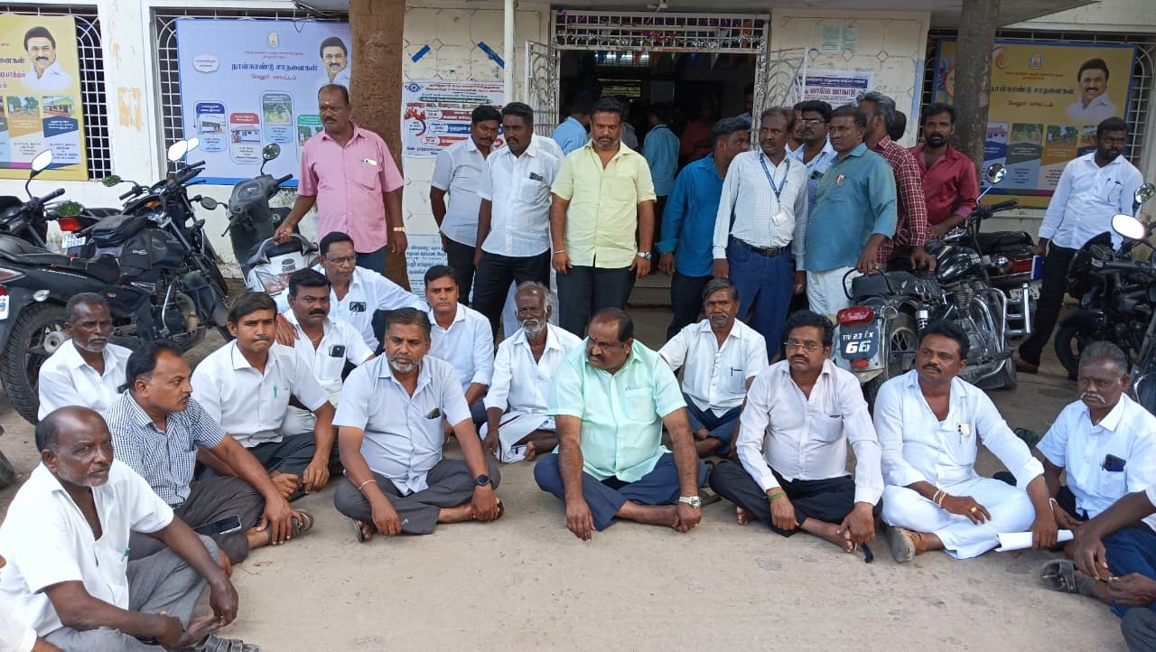 ஒன்றிய பெருந்தலைவர் சத்யானந்தம் மற்றும் கவுன்சிலர்கள் தர்ணா