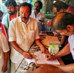 தேர்தல் ஆணையத்தை கண்டித்து கையெழுத்து இயக்கம்