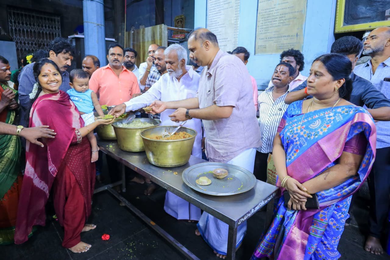 உதயநிதி ஸ்டாலின் அறக்கட்டளை சார்பாக அமைச்சர் சேகர்பாபு நேற்று சிறப்பு பிரசாதம் வழங்கினார்