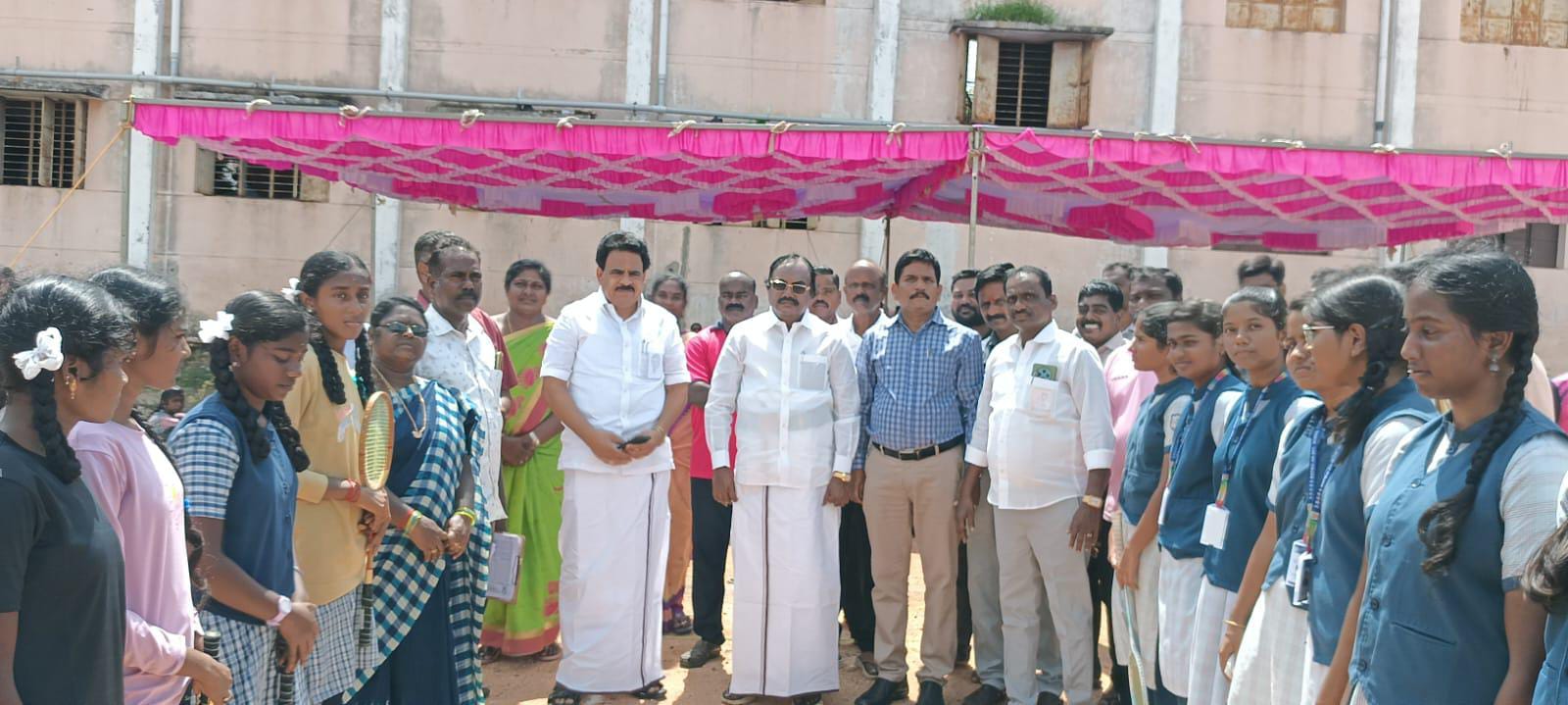 அரசு ஆண்கள் மேல்நிலைப் பள்ளியில் மாணவிகளுக்கான பூப்பந்து போட்டி.......