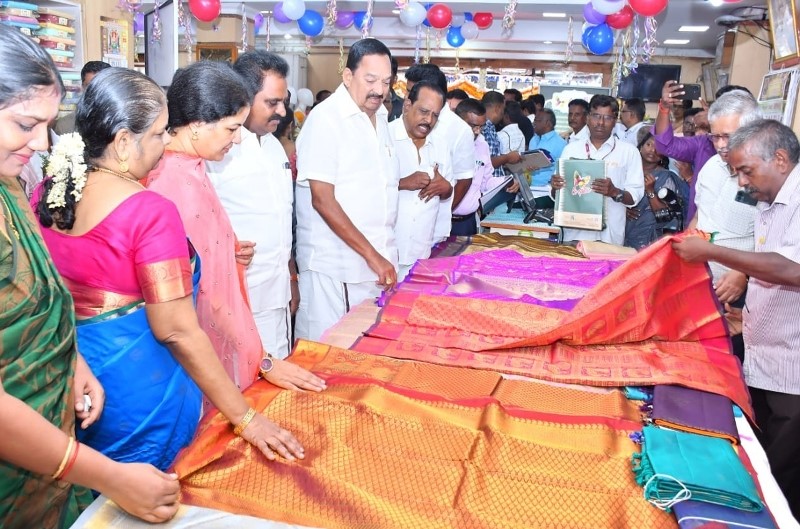 காஞ்சிபுரம் காமாட்சி கோ ஆப்டெக்ஸ் விற்பனை நிலையத்தில் தீபாவளி சிறப்பு விற்பனை