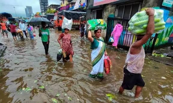 மஹாராஷ்டிராவில் கனமழைக்கு 10 பேர் உயிரிழப்பு; மும்பைக்கு ‘ரெட்’ அலர்ட் வெள்ளத்தில் சிக்கிய 12,000 பேர் மீட்பு