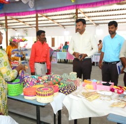 வந்தவாசி மகளிர் கல்லூரியில் நடைபெற்ற கல்லூரி சந்தை..