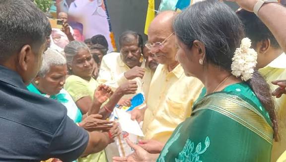 இடஒதுக்கீடு போராட்ட தியாகிகள் நினைவு நாள்: ராமதாஸ், அன்புமணி தனித்தனியாக மலரஞ்சலி, மரியாதை