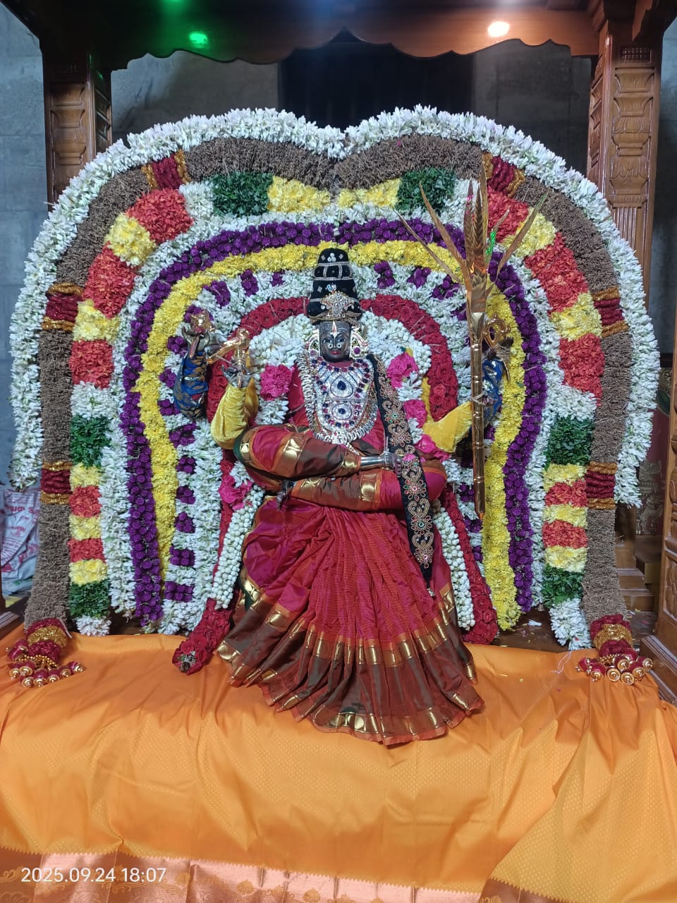 காமாட்சி அம்மன் அலங்காரத்தில் அருள் பாலிக்கும் சிறுவாச்சூர் ஸ்ரீமதுர காளி அம்மன்