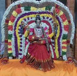 காமாட்சி அம்மன் அலங்காரத்தில் அருள் பாலிக்கும் சிறுவாச்சூர் ஸ்ரீமதுர காளி அம்மன்