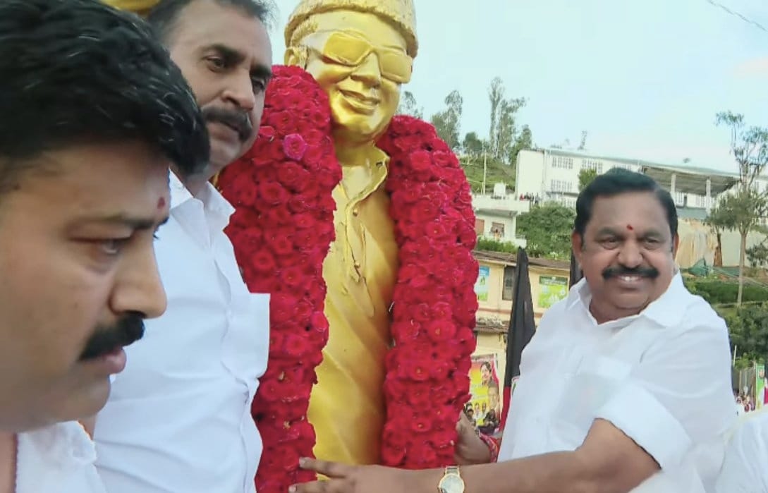 எம்ஜிஆர் சிலைக்கு அதிமுக பொதுச் செயலாளர் பழனிசாமி மாலை அணிவித்தார்