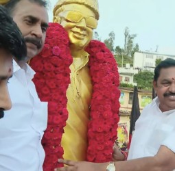 எம்ஜிஆர் சிலைக்கு அதிமுக பொதுச் செயலாளர் பழனிசாமி மாலை அணிவித்தார்