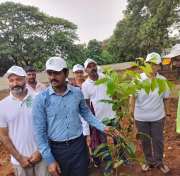 செங்கல்பட்டு மாவட்ட மருத்துவமனையில், எக்ஸ்னோரா சார்பில் மகிழம், புங்கம், வேப்பம், அரசம் என 150 மரக்கன்றுகள் நடும் விழா