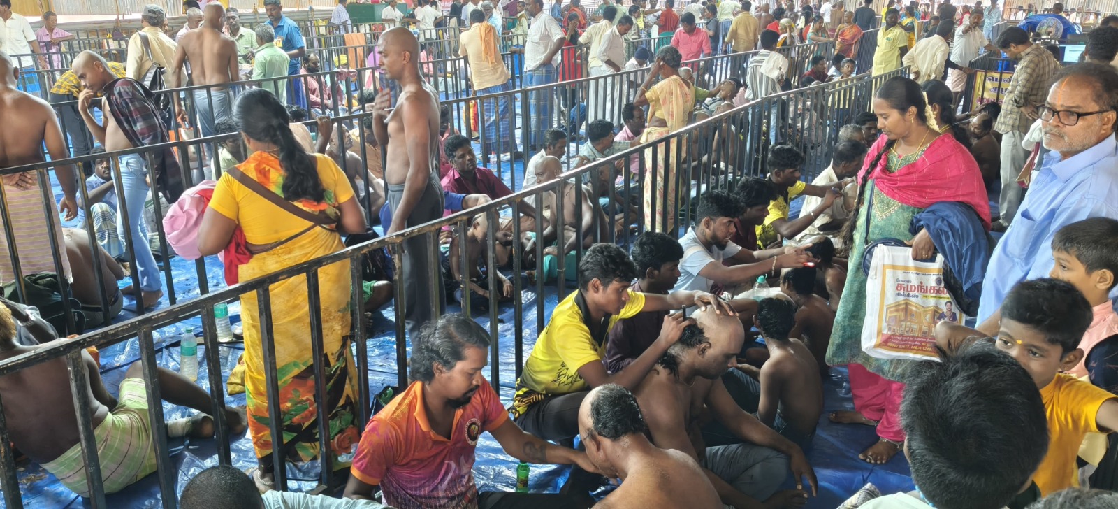 திருவந்திபுரம் தேவநாதசுவாமி கோயிலில் பக்தர்கள் மொட்டை அடித்து நேர்த்திக்கடன்