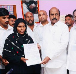 கத்தார் நாட்டில் நிகழ்ந்த சாலை விபத்தில் உயிரிழந்த திரு.நவாஸ் குடும்பத்தினருக்கு தமிழ்நாடு அரசின் சார்பில் 5 லட்சம் ரூபாய்