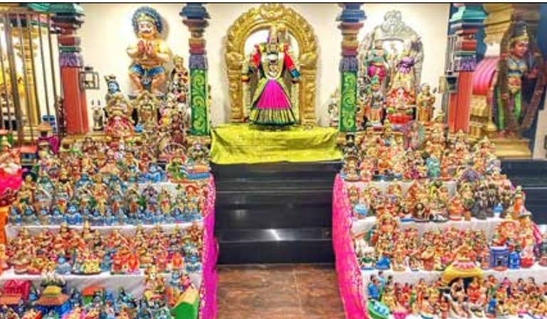 புதுவை கவுசிக பால சுப்பிரமணியர் கோவிலில் அமைக்கப்பட்டுள்ள நவராத்திரி கொலு